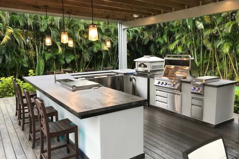Outdoor-Living Outdoor Kitchen with Grill Surrounded by Greenery