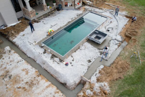 Pool Contractors installing a new pool in Kentuckyu